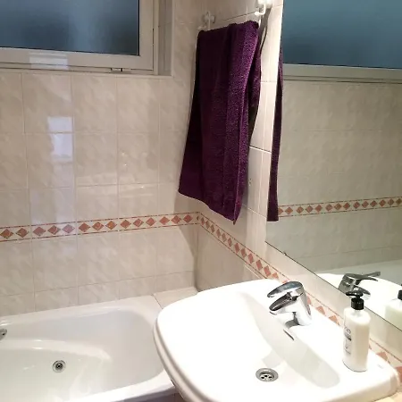 Spacious In With Shared Pool 85 M²