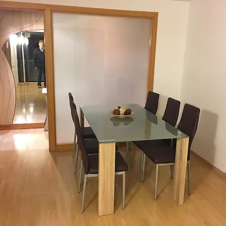 Spacious In With Shared Pool 85 M² * Terrassa