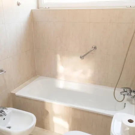 Spacious In With Shared Pool, 85 M² Appartement *